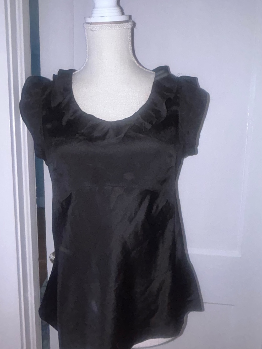 Womens Banana Republic  Ruffle Neck Cap Sleeve top black size petite medium